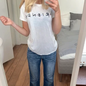 Friends t-shirt - Säljer denna basic friends t-shirt. Ganska tunn i materialet men skön nu till sommaren! 