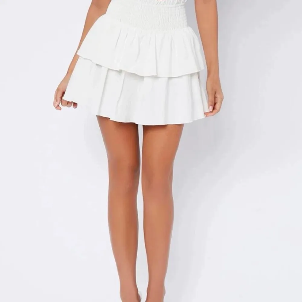 En vit kort kjol från shein som jag aldrig använt, storlek Xs, ordinarie pris 109kr, köparen står för frakt Pris nu: 50+ frakt. Kjolar.