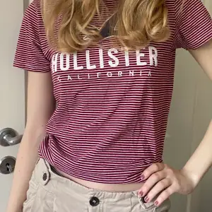 Superfin bekväm hollister t-shirt i strl xs!! OBS:   ‼️ JAG TAR ENDAST EMOT SWISH ELLER MÖTS UPP, ifall ni betalar genom appen får ni inte plagget för jag kan inte koppla mitt bankID till appen och därför inte få pengar ‼️