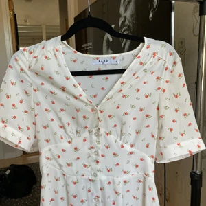 Blommig sommarklänning  - Perfekta klänningen till midsommar, superfin och sitter jättebra på ❤️