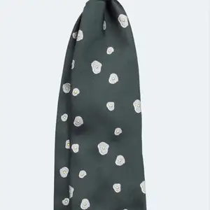Hej!  Jag söker denna mörkgröna slips från Berg och Berg, s19.   Om du har den och tröttnat på den köper jag gärna. 