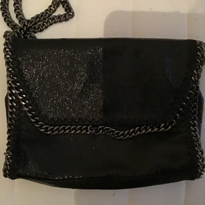 Tiamo liknande väska! - -aldrig använd  BUDA HÖGRE ÄN 125 + frakt  (SÅLD 189kr INK FRAKT)