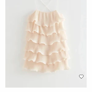 & other stories klänning  - Säljer min beiga & other stories klänning i storlek 34 med lappar kvar. Aldrig använd!❤️❤️