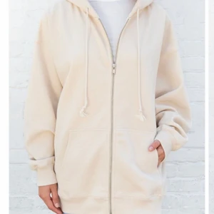 Hoodie från brandy Melville  - Säljer denna overzised beiga kofta från brandymellvile i storlek S fast den är väldigt overzised, . Den är sällan använd och är i bra skick. Säljer för 150kr + 50kr frakt. 
