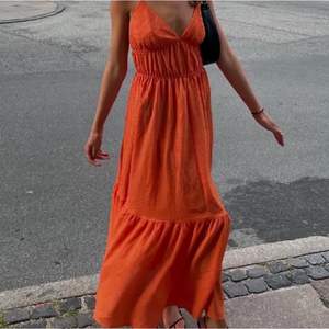 Söker denna klänningen i antingen rosa eller orange i storleken M eller L