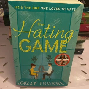 The hating game book - Säljer denna oanvända boken eftersom jag ej är intresserad av den. Den är i bra skick och a bra som ny. (Boken är på engelska)