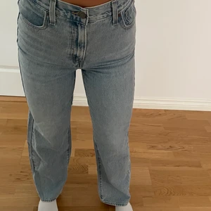 Levis - Säljer mina Levis jeans som är som nya då jag bara testat dessa. Det är deras high waisted straight jeans i storlek 26! Köp direkt för 500kr