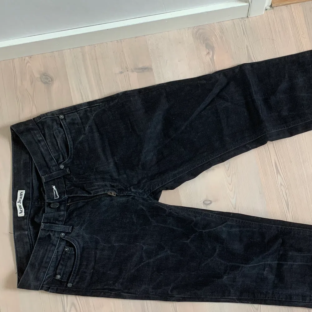 Säljer nu dessa SÅ snygga lågmidjade jeans!! Jag är ca 174 cm! Skulle säga att de är i strl 34/36💕💕💕. Jeans & Byxor.