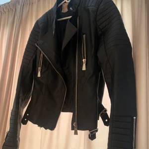 Chiquelle  - Hej, säljer denna skinn jacka från chiquelle i storlek 42 passar även någon i storlek 38, köpte för 699 år 2017 men i bra skick fortfarande.😊