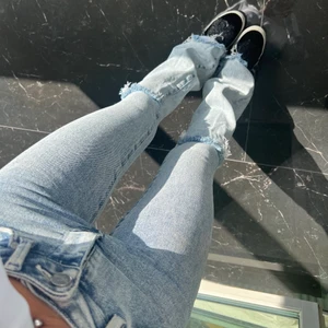 Low waisted jeans - Säljer dessa low / mid waisted jeans från Bikbok i storlek XS🖤