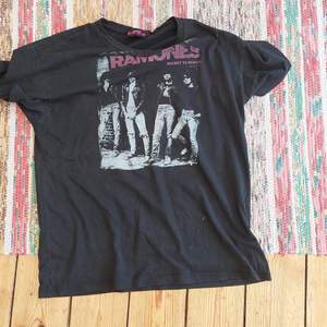 Ramones t shirt i storleken M, t shirten e som alldeles ny och väldigt bra kvalite, knappt använd.