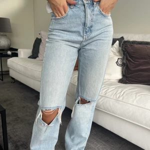 Gina Tricot Byxor - Fina Byxor från Gina tricot! Storlek 32 men lite större i storlek och längd! Använda men väldigt bra skick☺️ Köptes för 600kr