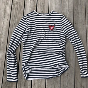 Hm tröja - Fin tröja med ett hjärta på stl 36. Säler för 45+frakt💕