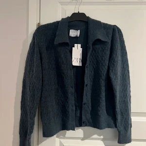 Grön kofta  - Helt oanvänd kofta från Zaras barnavdelning. Andra bilden är lånad. Tryck inte på köp direkt. Hör av dig vid frågor eller om du är intresserad! 