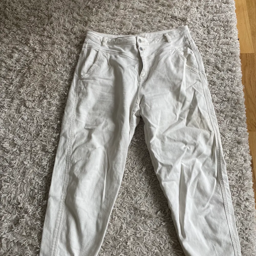Vita jeans i storlek 42. Mycket sköna, stretch. Fin passform. Endast använts en gång.   Köparen står för frakten :). Jeans & Byxor.