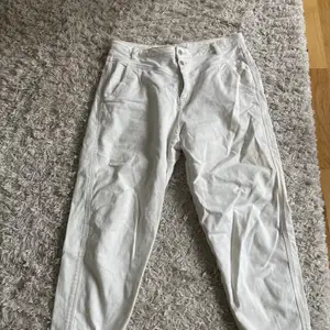Vita jeans i storlek 42. Mycket sköna, stretch. Fin passform. Endast använts en gång.   Köparen står för frakten :)