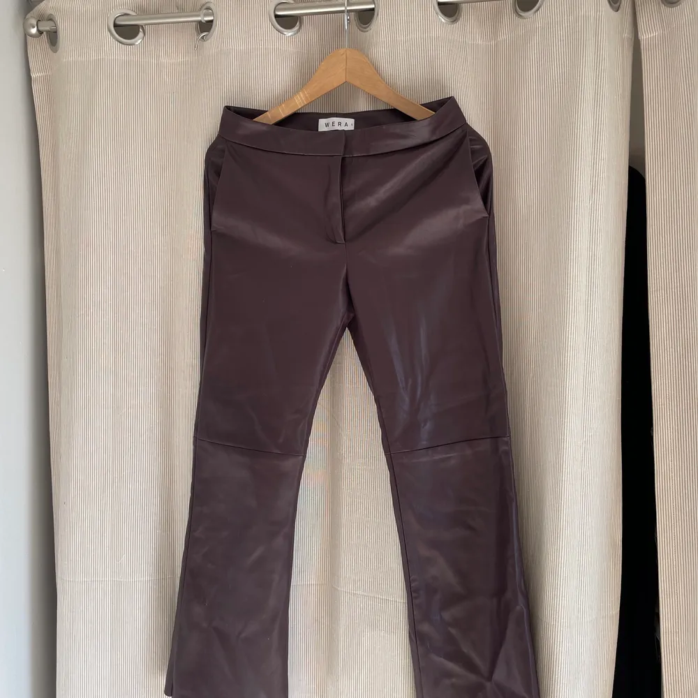 Säljer mina mörkröda skinnbyxor från Wera, endast använda vid ett tillfälle. Så fina nu till hösten. Jag är 170 lång för referens :)). Jeans & Byxor.