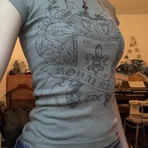 t-shirt med tryck - T-shirt med coolt tryck! Jag har storlek XS men materialet är jättestretchigt så skulle säga att den passar XS-M och behåller ungefär samma passform. Säljer då den inte kommer till användning