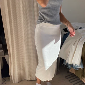 Lång vit kjol - Världens finaste långa vita kjol, härlig med en stickad tröja i höst :))