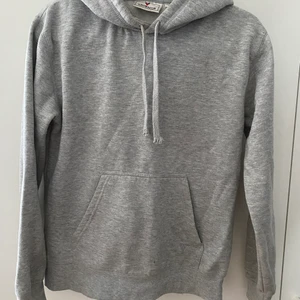 Grå hoodie basic, strl M - Inte för lös och inte för tajt passform. Starkt tyg och en skön luva. Storlek M men är mer som en S! Obs. Köparen står för eventuell frakt.