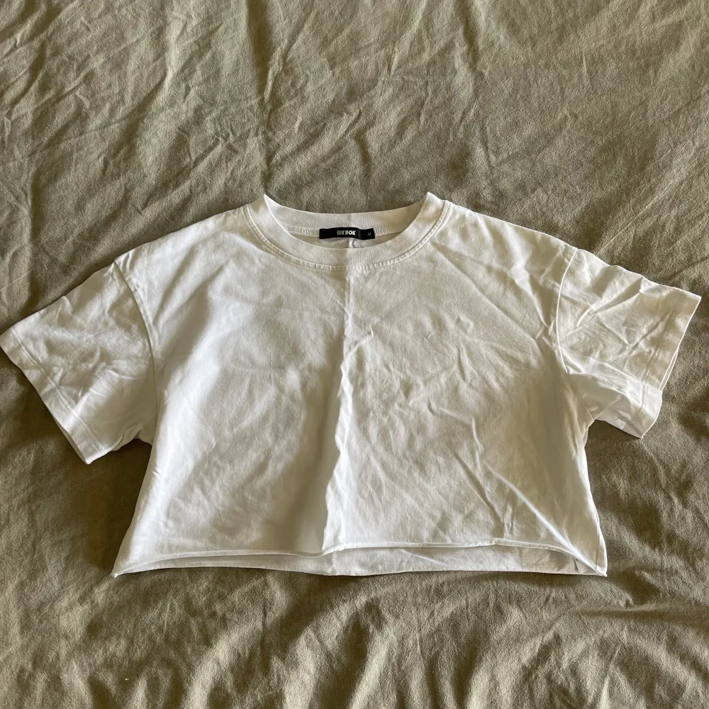 En vit croppad t-shirt från bikbok. Köpte den för ett tag sen men har använts 4-5 gånger. . T-shirts.