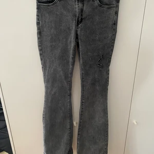 Grå lågmidjad bootcut jeans strl s - Lådmidjade, strl s  Obs köpare står för frakt.