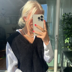 Svart stickad väst - Svart stickad väst i storlek XS, använd en gång🖤