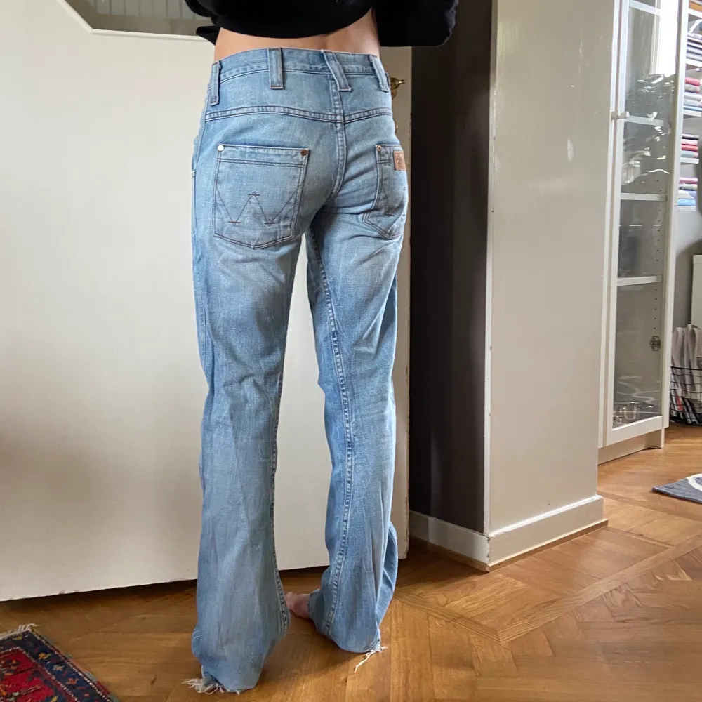 Så fina lågmidjade jeans från Wrangler som numera är för små. Midja ca 82 cm och innerbenslängd 83 cm. Personen på bild är 168 cm. Möts i Stockholm eller skickar mot fraktkostnad <3. Jeans & Byxor.