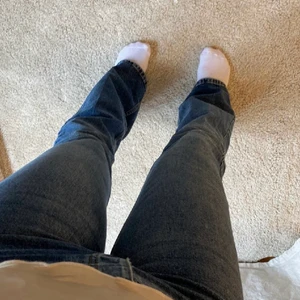 blåa jeans  - fina marinblå jeans från bikbok storlek 26/32! aldrig använda 💕