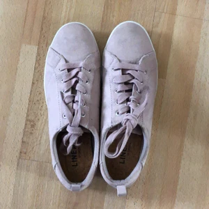 Rosa skor - Färgen blev skev i bilderna, det är en söt smutsrosa sko i storlek 39. Fin korksula. Aldrig använda! 