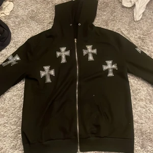 Y2k cross zip up - knappt använd super fin zip up med kors, han som buda ångra sig så den går fortfarande för 200