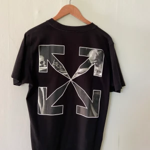 Off-White T shirt - Säljer en Off-White caravaggio t shirt, har endast använt den några gånger Storlek M Skick 9/10