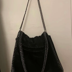 Stella McCartney väska - Säljer min stella McCartney liknande väska eftersom jag inte använder den. Den är knappt använd men funkar till många outfits. Den är stor och rymlig så passar perfekt till skolan t.ex💕