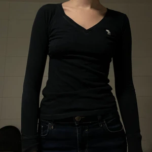 Marinblå långärmad  - Skön Marinblå långärmad från Abercrombie&Fitch