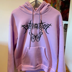 Lila hoodie  - Ljus lila hoodie med en svart fjäril på, knappt använd, bra skick!! 