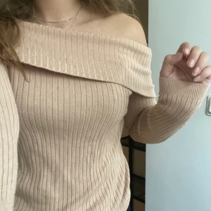 Offshoulder tröja - Skitsnygg offshoulder topp🤍 Tryck inte på köp nu!!