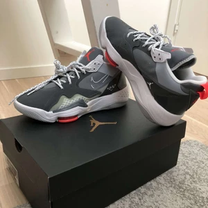 Jordan 92 zoom - Oanvända nya Jordan 92 zoom! 10/10 skick, nypris 1200. Storlek EU 42,5 US 9
