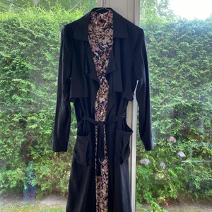 Trenchcoat twist and tango - Tunn trenchcoat från twist and tango med skärp i midjan och väldigt snyggt slag i ryggen. 