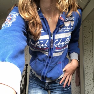 Zip up  - En zip up tröja jag hittade second hand. Skulle gissa att den passar s/m