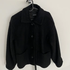 Jacka Monki - Nästan oanvänd Textured jacket från Monki. Den är i storlek xxs men passar s/m också.