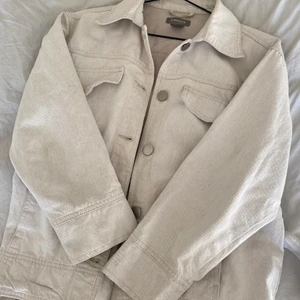 Jeansjacka off white - Snygg jeansjacka från Lindex! Kommer inte till användning men superbra skick!! Kan användas med eller utan band i midjan🤍