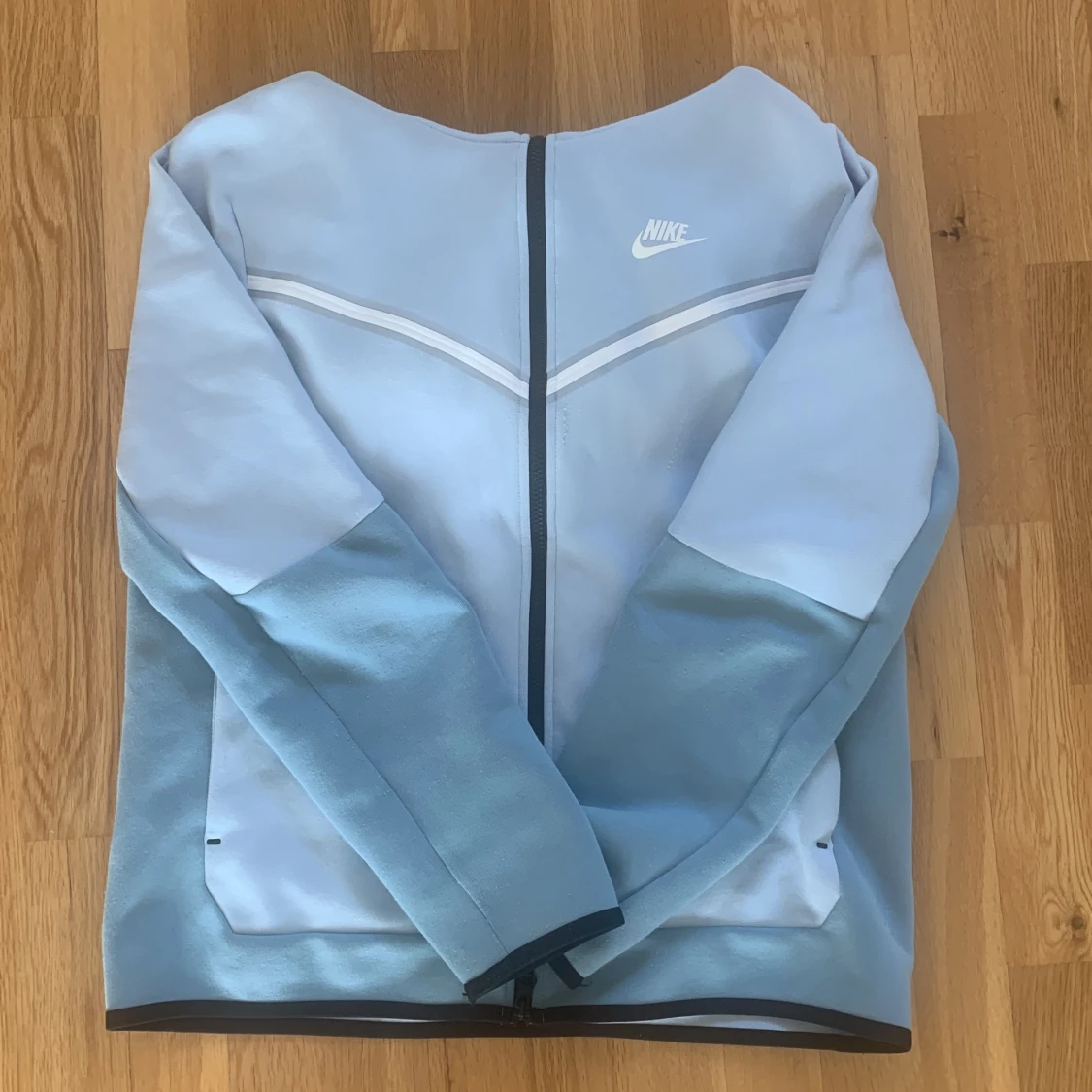 Nike tech fleec storlek M skriv om ni är intresserade  - 90