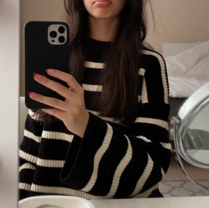 Randig tröja - ‼️FINNS KVAR‼️, Säljer denna fina stickade tröja då den inte kommer till användning nå mer, jätte skön och mjuk, använd 3 gånger, tröjan har inga fläckar! tröjan är i storlek S och passar oversized på mig🤍gå ned i pris funkar!