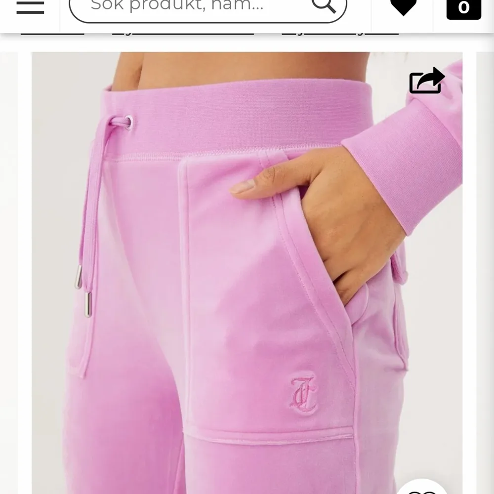 Säljer mina så snygga rosa juicy couture byxor, köpte dom för två veckor sen och andvändt dom en gång så dem är i extremt bra skick därav priset, skriv privat ifall ni vill ha fler bilder❤och som vanligt så kan pris diskuteras vid snabb affär!. Jeans & Byxor.