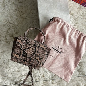 ATP Atelier väska - Säljer min ATP ATELIER väska i modellen ”Montalcino” i snakeprint. I princip oanvänd. Nypris 4500;- ca, säljer för 2500:-. Säljs med dustbag