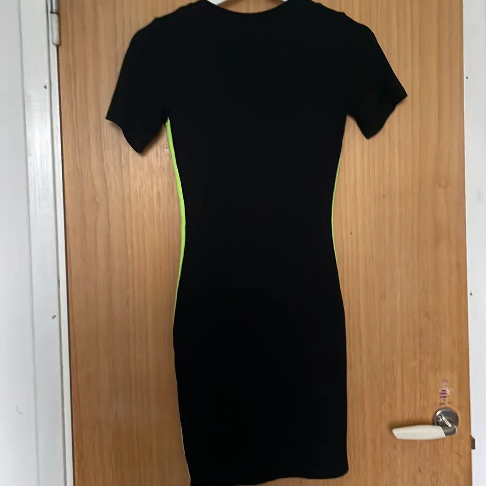 Klänningen har använts 2 gånger men ska säljas pga att det inte är min stil längre. Den är i bra skick, har stretchigt material samt bekväm. Klänningen når till knäskålarna (jag är 161 cm). . Mekot.