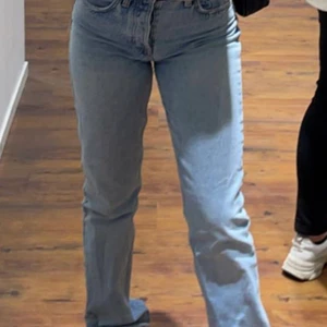 Jenas  - Säljer mina zara jeans, sitter fint på mig som är 1,64💓💓finit skick, skriv om ni har frågor eller om mer bilder