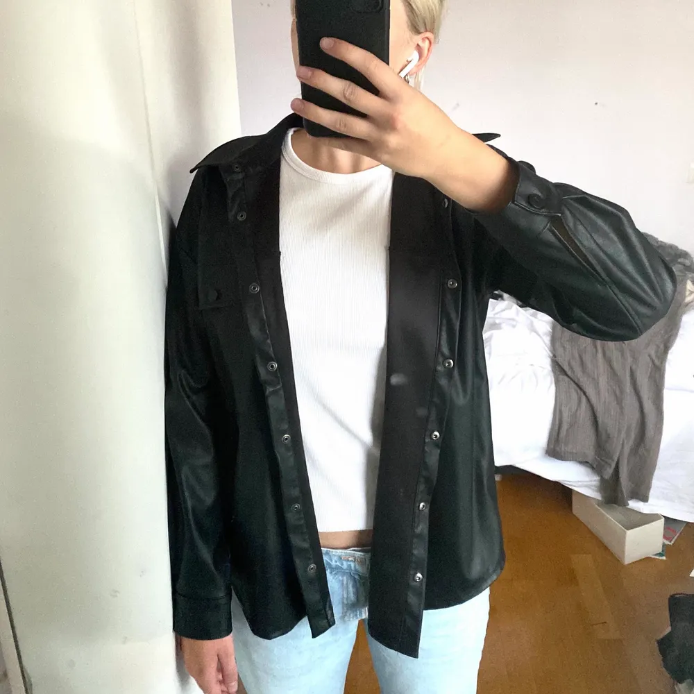 Jacka från asos design i skinnliknande material. Använd få gånger.  ❤️skriv privat för bilder / frågor !. Jackor.