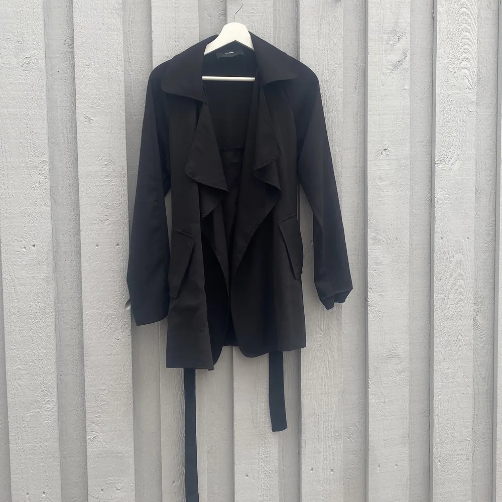 En svart bikbok kappa i xs passar även S i tunt material perfekt nu på hösten med en stickad tröja till🥰 använd ett fåtal gånger.  . Jackor.