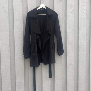 En svart bikbok kappa i xs passar även S i tunt material perfekt nu på hösten med en stickad tröja till🥰 använd ett fåtal gånger.  